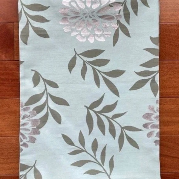 Table Runner - Picture 5 of 8